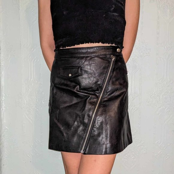 Adorable Black faux leather skirt - Picture 1 of 2